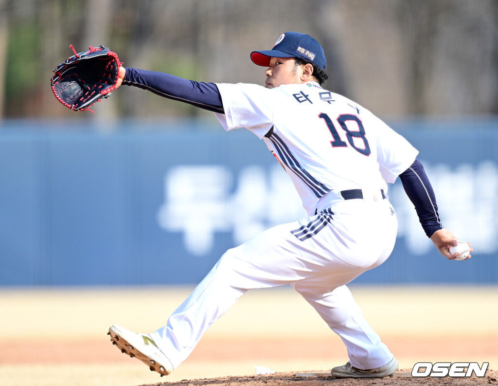 12일 경기도 이천 두산베어스파크에서 ‘2026 신한 SOL KBO리그’ 시범경기 두산 베어스와 키움 히어로즈의 경기가 열렸다.시범경기는 오늘(12일)부터 오는 24일까지 진행되며, 각 팀이 12경기씩 치러 총 60경기가 펼쳐질 예정이다.8회초 마운드에 오른 두산 타무라 이치로가 힘차게 공을 뿌리고 있다. 2026.03.12 / dreamer@osen.co.kr