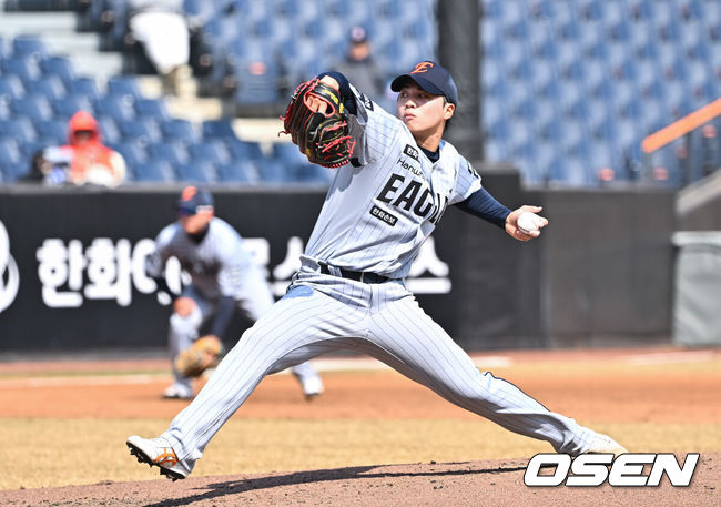 [OSEN=대전, 박준형 기자] 17일 오후 한화생명볼파크에서 2026 신한 SOL KBO 리그 시범경기 한화 이글스와 두산 베어스의 경기가 진행됐다.전날 경기에서는 두산이 한화를 상대로 8-4 승리를 거뒀다.3회초 이닝종료 후 한화 왕옌청 선발투수가 역투하고 있다.     2026.03.17 / soul1014@osen.co.kr