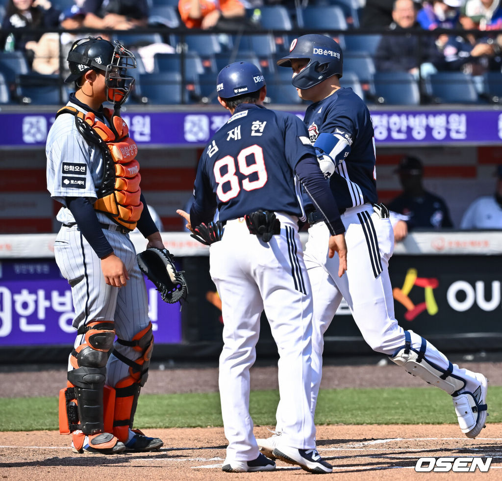17일 오후 대전 한화생명볼파크에서 2026 신한 SOL KBO 리그 시범경기 한화 이글스와 두산 베어스의 경기가 진행됐다.전날 경기에서는 두산이 한화를 상대로 8-4 승리를 거뒀다.6회초 2사 두산 양석환이 동점 솔로홈런을 날리고 홈을 밟고 있다     2026.03.17 / soul1014@osen.co.kr