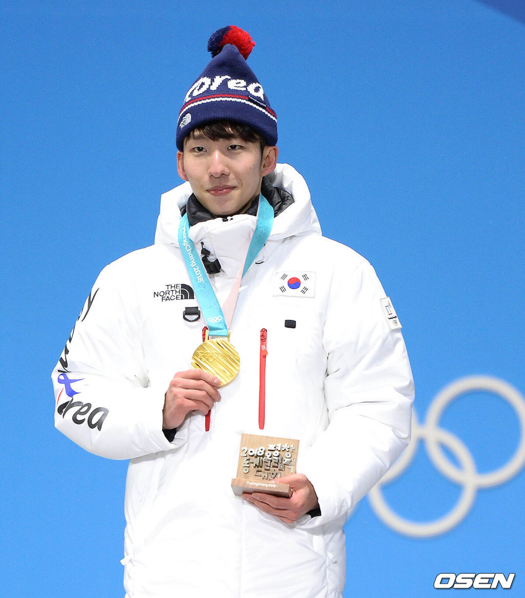 11일 오후 평창 메달 플라자에서 쇼트트랙 임효준의 메달 수여식이 열렸다.임효준은 10일 강원도 강릉 아이스 아레나에서 진행된 2018평창동계올림픽 남자 1500m 결승에서 금메달을 차지했다.임효준이 금메달을 목에 걸고 환하게 웃고 있다. 은메달은 싱키 크네흐트(네덜란드) 동메달은 세멘 엘리스라토프(러시아출신)가 메달을 목에 걸었다. / rumi@osen.co.kr
