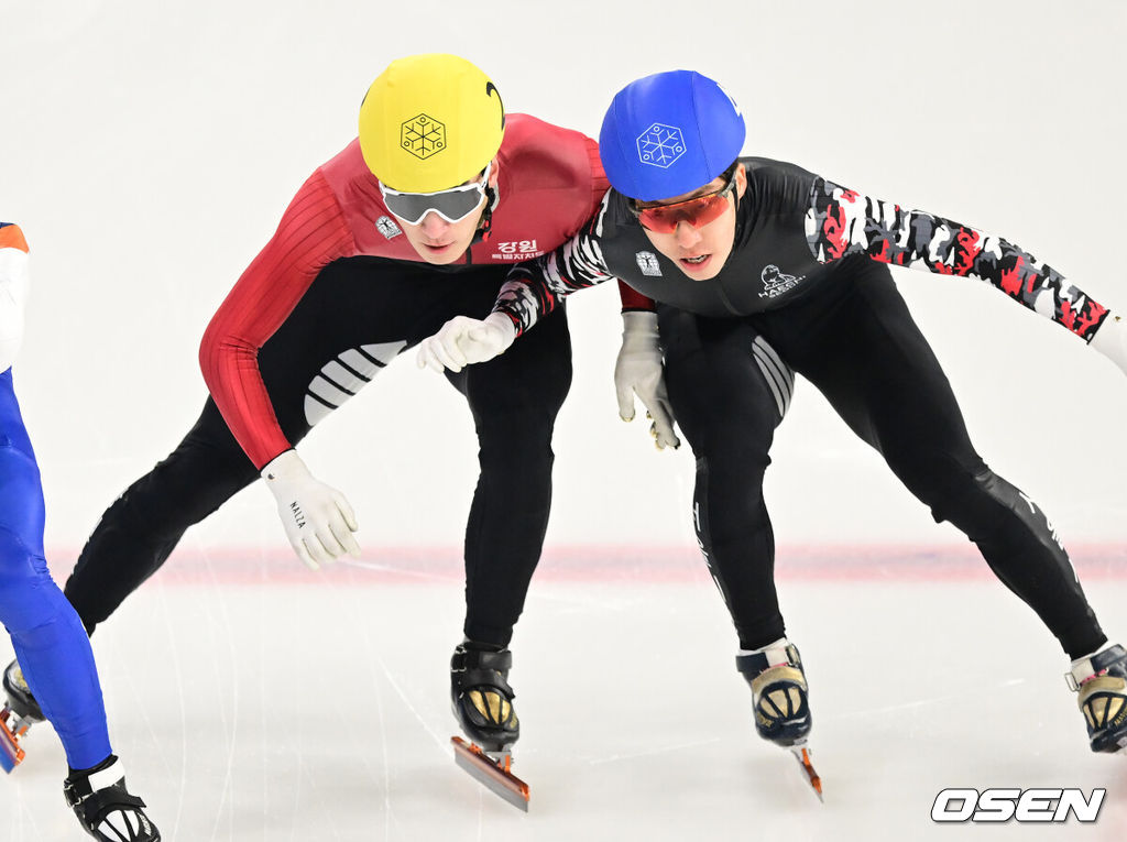 9일 오전 서울 양천구 목동 실내빙사장에서 ‘2025/26 시즌 쇼트트랙 국가대표 1차 선발대회’가 열렸다.국가대표 1, 2차 선발대회는 대회별 개인종목 500m와 1000m, 1500m의 3개 종목별 순위 점수를 합산하여 종합순위를 결정하는 방식으로 진행된다. 1차 대회 남녀 각 상위 24명이 2차 선발대회에 진출하며, 두 대회의 종합 점수를 합산하여 2025-26시즌 국제빙상경기연맹(ISU) 쇼트트랙 월드투어 시리즈와 세계선수권대회, 2026 밀라노-코르티나 담페초 동계올림픽에 출전할 최종 쇼트트랙 국가대표 선수를 선발한다.남자 1000M 준준결승 황대헌(강원도청), 박지원(서울시청)이 충돌하고 있다. 황대헌은 페널티 코드 S1(직선주로에서 아웃에서 인으로 레인 변경)으로 실격, 박지원은 어드밴티지를 받아 준결승으로 올랐다. 2025.04.09 / ksl0919@osen.co.kr