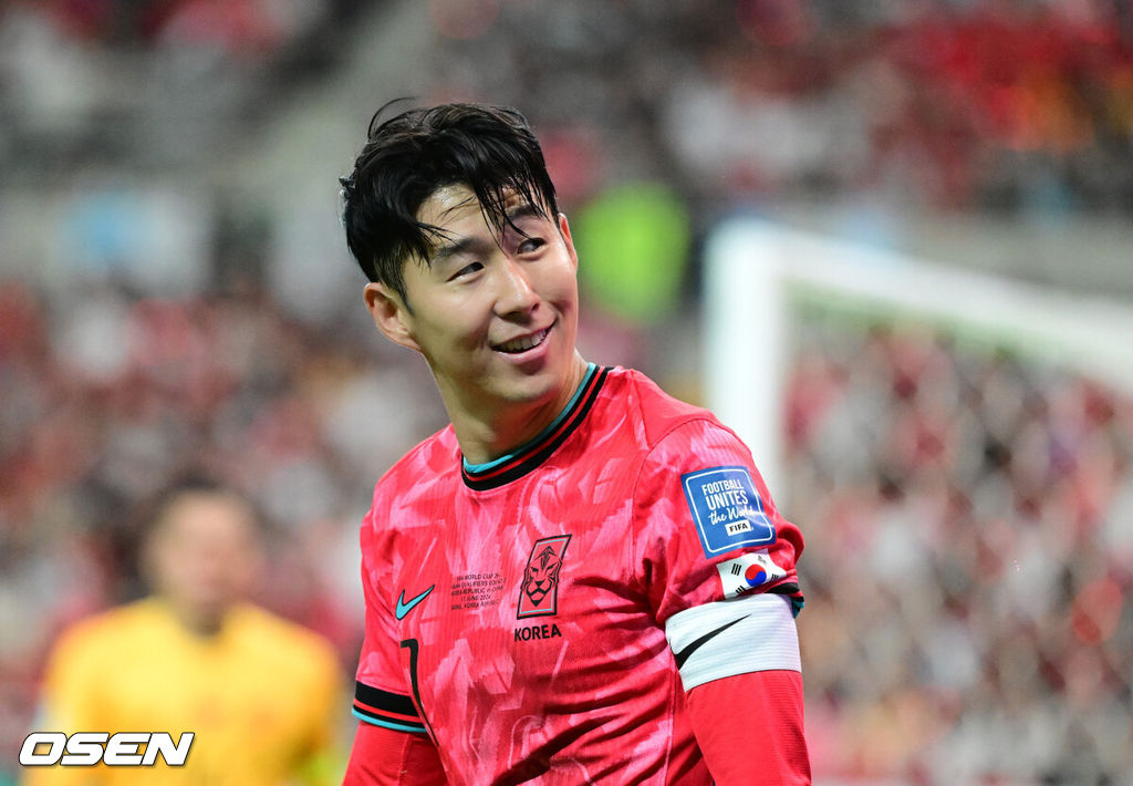 중국이 예고했던 놀랄 일은 없었다. 한국이 무난하게 중국을 잡아내며 '공한증' 역사를 이어갔다.김도훈 임시 감독이 이끄는 대한민국 축구대표팀은 11일 오후 8시 서울월드컵경기장에서 열린 2026 국제축구연맹(FIFA) 북중미 월드컵 아시아 2차 예선 C조 6차전에서 중국을 1-0으로 꺾었다.이날 승리로 한국은 위르겐 클린스만 감독, 황선홍 감독, 김도훈 감독 등 세 명의 감독으로 2차 예선을 치루면서 승점 16(5승 1무)라는 성적으로 조 1위를 확정했다. 또한 3차 예선에서 아시아 랭킹 3위로 일본, 이란에 이어서 톱시드 자리를 확보하는데 성공했다.전반 대한민국 손흥민이 중국 원정 응원단의 야유에 여유로운 미소를 짓고 있다. 2024.06.11 / jpnews@osen.co.kr