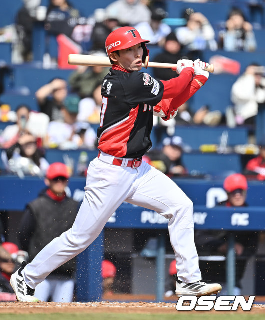 [OSEN=창원, 이석우 기자] 17일 창원NC파크에서 2026 신한 SOL KBO 리그 시범경기 NC 다이노스와 KIA 타이거즈의 경기가 열렸다.홈팀 NC는 테일러가, 방문팀 KIA는 양현종이 선발 출전했다.KIA 타이거즈 김호령이 6회초 1사 1루 우중간 동점 1타점 2루타를 치고 있다. 2026.03.17 / foto0307@osen.co.kr
