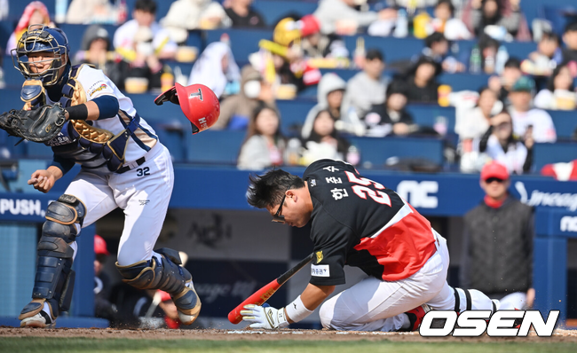 [OSEN=창원, 이석우 기자] 17일 창원NC파크에서 2026 신한 SOL KBO 리그 시범경기 NC 다이노스와 KIA 타이거즈의 경기가 열렸다.홈팀 NC는 테일러가, 방문팀 KIA는 양현종이 선발 출전했다.KIA 타이거즈 한준수가 7회초 무사 NC 다이노스 정구범의 투구에 머리를 맞고 쓰러지고 있다. 2026.03.17 / foto0307@osen.co.kr