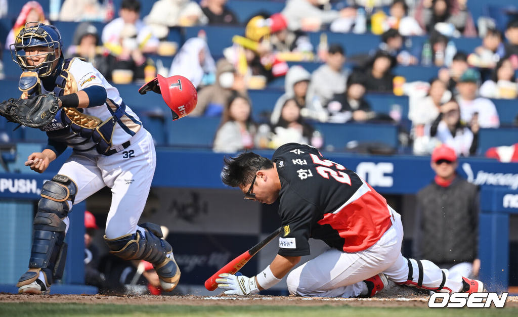 17일 창원NC파크에서 2026 신한 SOL KBO 리그 시범경기 NC 다이노스와 KIA 타이거즈의 경기가 열렸다.홈팀 NC는 테일러가, 방문팀 KIA는 양현종이 선발 출전했다.KIA 타이거즈 한준수가 7회초 무사 NC 다이노스 정구범의 투구에 머리를 맞고 쓰러지고 있다. 2026.03.17 / foto0307@osen.co.kr