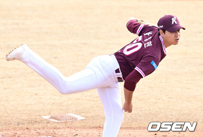 [OSEN=이천, 최규한 기자] 12일 경기도 이천 두산베어스파크에서 ‘2026 신한 SOL KBO리그’ 시범경기 두산 베어스와 키움 히어로즈의 경기가 열렸다.시범경기는&nbsp;오늘(12일)부터&nbsp;오는 24일까지 진행되며, 각 팀이 12경기씩 치러 총 60경기가 펼쳐질 예정이다.키움 선발 하영민이 힘차게 공을 뿌리고 있다. 2026.03.12 / dreamer@osen.co.kr