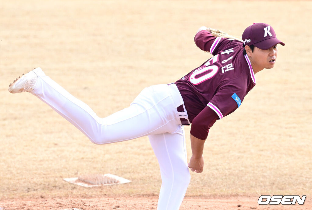 12일 경기도 이천 두산베어스파크에서 ‘2026 신한 SOL KBO리그’ 시범경기 두산 베어스와 키움 히어로즈의 경기가 열렸다.시범경기는 오늘(12일)부터 오는 24일까지 진행되며, 각 팀이 12경기씩 치러 총 60경기가 펼쳐질 예정이다.키움 선발 하영민이 힘차게 공을 뿌리고 있다. 2026.03.12 / dreamer@osen.co.kr