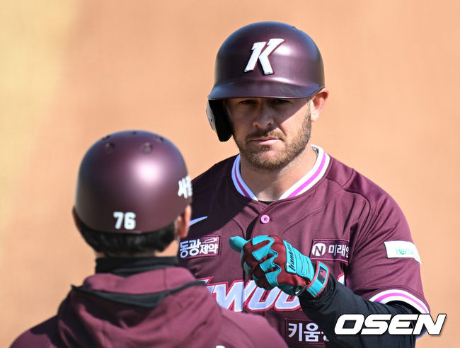 [OSEN=이천, 이대선 기자] 두산 베어스가 키움 히어로즈와 시범경기에서 완승을 거뒀다.두산은 13일 이천에서 열린 키움과 시범경기에서 8-1로 이겼다. 이날 박찬호가 동점 적시타를 때렸고, 박지훈이 쐐기 홈런을 터트렸다.6회초 무사에서 키움 브룩스가 우전 안타를 치고 환호하고 있다. 2026.03.13 /sunday@osen.co.kr