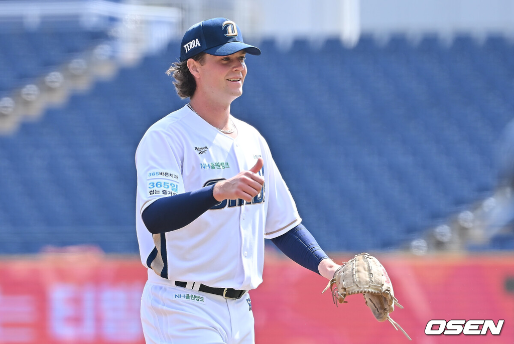 17일 창원NC파크에서 2026 신한 SOL KBO 리그 시범경기 NC 다이노스와 KIA 타이거즈의 경기가 열렸다.홈팀 NC는 테일러가, 방문팀 KIA는 양현종이 선발 출전했다.NC 다이노스 선발투수 테일러가 1회초 KIA 타이거즈 김호령을 유격수 앞 땅볼로 잡고 엄지척을 하고 있다. 2026.03.17 / foto0307@osen.co.kr