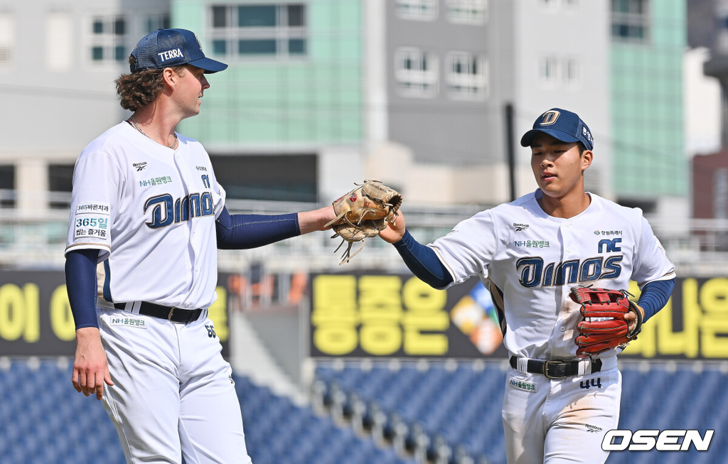 17일 창원NC파크에서 2026 신한 SOL KBO 리그 시범경기 NC 다이노스와 KIA 타이거즈의 경기가 열렸다.홈팀 NC는 테일러가, 방문팀 KIA는 양현종이 선발 출전했다.NC 다이노스 테일러가 5회초 2사 KIA 타이거즈 박민을 3루 땅볼로 잡고 김휘집과 하이파이브를 하고 있다. 2026.03.17 / foto0307@osen.co.kr