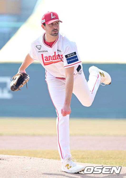 [OSEN=인천, 최규한 기자] 17일 인천 SSG랜더스필드에서 ‘2026 신한 SOL KBO리그’ 시범경기 SSG 랜더스와 삼성 라이온즈의 경기가 열렸다.홈팀 SSG는 앤서니 베니지아노, 방문팀 삼성은 이승민을 선발로 내세웠다.SSG 선발 앤서니 베니지아노가 힘차게 공을 뿌리고 있다. 2026.03.17 / dreamer@osen.co.kr