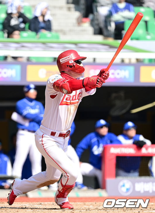 [OSEN=인천, 최규한 기자] 17일 인천 SSG랜더스필드에서 ‘2026 신한 SOL KBO리그’ 시범경기 SSG 랜더스와 삼성 라이온즈의 경기가 열렸다.홈팀 SSG는 앤서니 베니지아노, 방문팀 삼성은 이승민을 선발로 내세웠다.5회말 1사 2루 상황 SSG 최지훈이 달아나는 중월 투런포를 날리고 있다. 2026.03.17 / dreamer@osen.co.kr