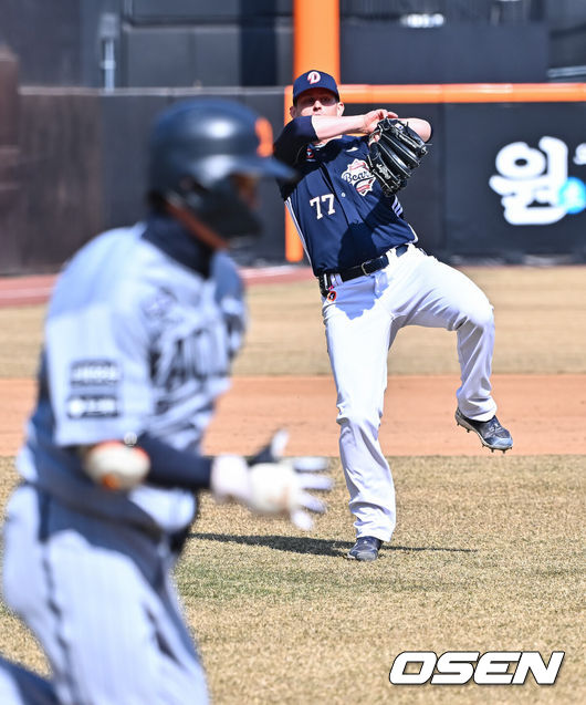 [OSEN=대전, 박준형 기자] 17일 오후 대전 한화생명볼파크에서 2026 신한 SOL KBO 리그 시범경기 한화 이글스와 두산 베어스의 경기가 진행됐다.전날 경기에서는 두산이 한화를 상대로 8-4 승리를 거뒀다.4회말 2사 1,3루 한화 이도윤의 선취 1타점 적시타때 두산 플렉센 선발투수가 송구실책하고 있다.    2026.03.17 / soul1014@osen.co.kr