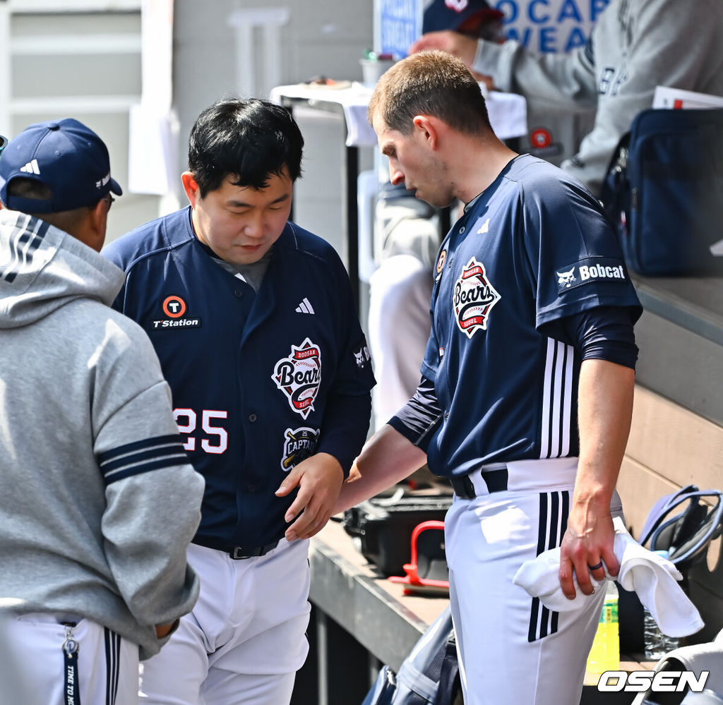 17일 오후 한화생명볼파크에서 2026 신한 SOL KBO 리그 시범경기 한화 이글스와 두산 베어스의 경기가 진행됐다.전날 경기에서는 두산이 한화를 상대로 8-4 승리를 거뒀다.1회말 이닝종료 후 두산 양의지 포수와 플렉센이 이야기를 나누고 있다.   2026.03.17 / soul1014@osen.co.kr