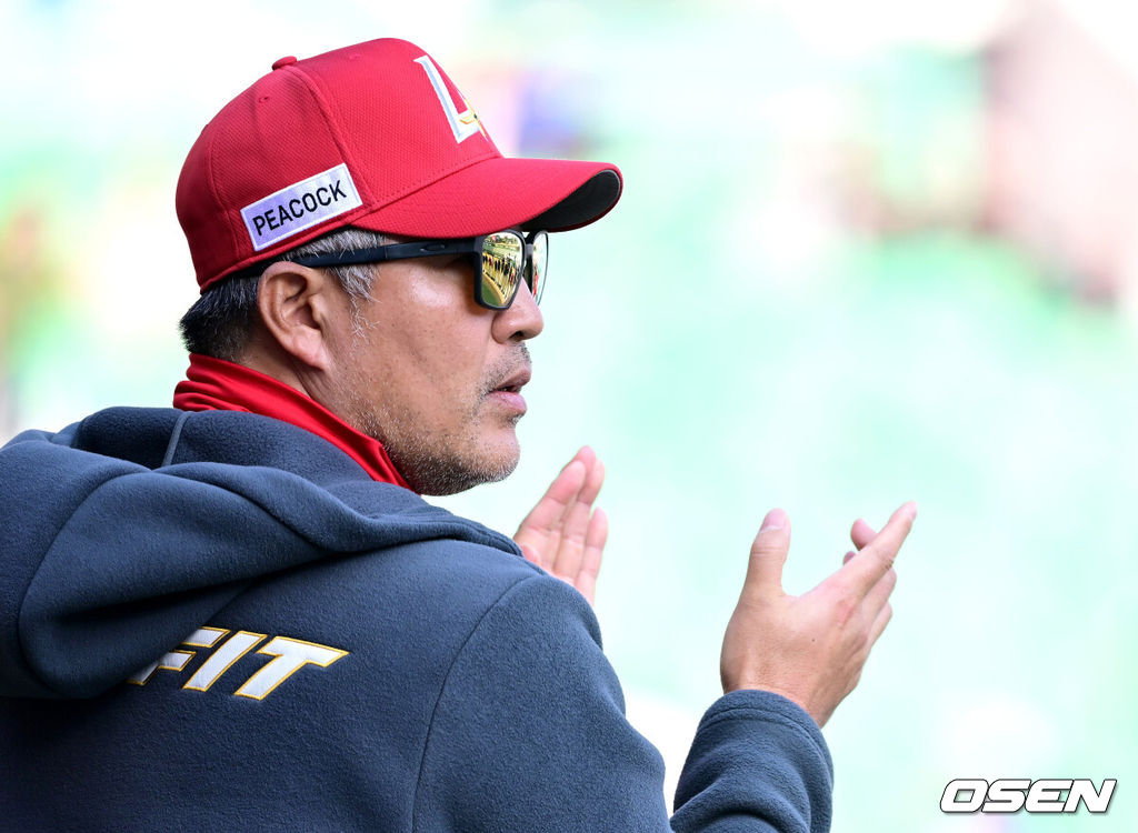 17일 인천 SSG랜더스필드에서 ‘2026 신한 SOL KBO리그’ 시범경기 SSG 랜더스와 삼성 라이온즈의 경기가 열렸다.이날 경기는 홈팀 SSG가 8-4로 승리했다.경기를 마치고 SSG 이숭용 감독이 선수들을 맞이하며 박수를 보내고 있다. 2026.03.17 / dreamer@osen.co.kr