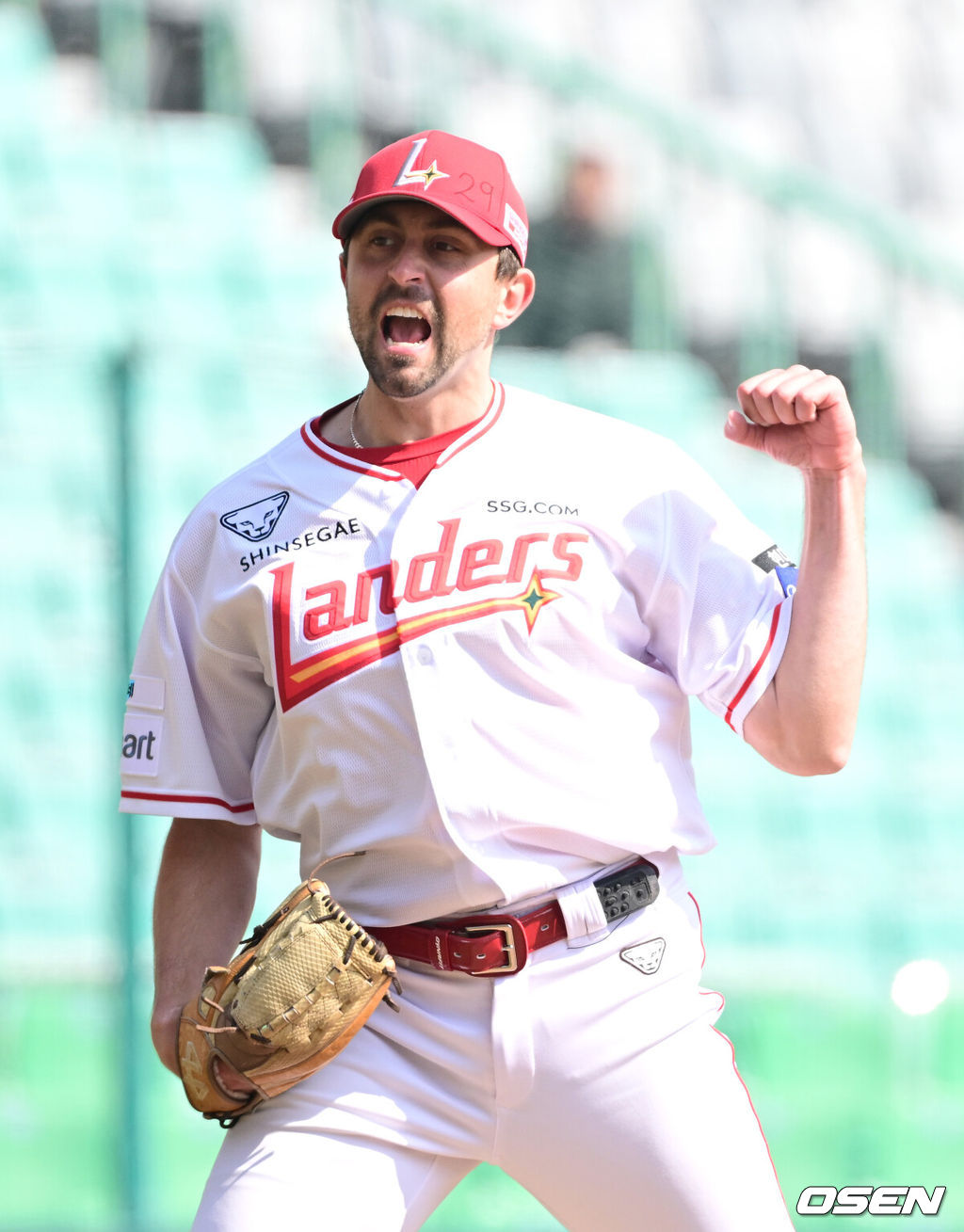 17일 인천 SSG랜더스필드에서 ‘2026 신한 SOL KBO리그’ 시범경기 SSG 랜더스와 삼성 라이온즈의 경기가 열렸다.홈팀 SSG는 앤서니 베니지아노, 방문팀 삼성은 이승민을 선발로 내세웠다.4회초 2사 1, 3루 상황 삼성 강민호를 삼진으로 이끌며 실점없이 이닝을 마무리지은 SSG 선발 앤서니 베니지아노가 환호하고 있다. 2026.03.17 / dreamer@osen.co.kr