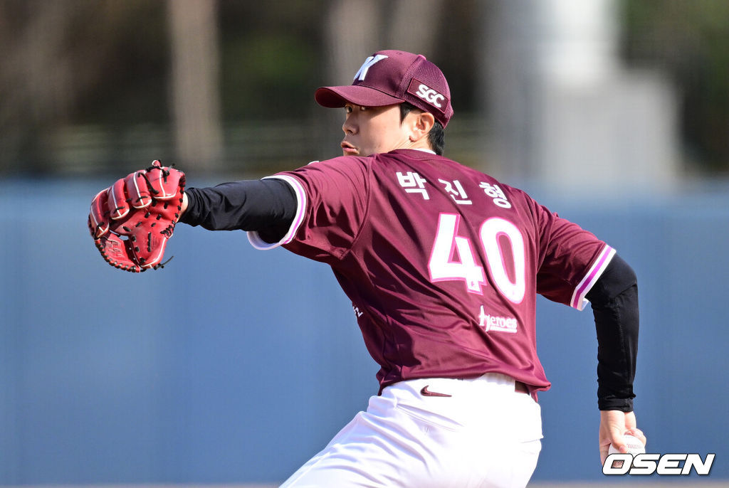 12일 경기도 이천 두산베어스파크에서 ‘2026 신한 SOL KBO리그’ 시범경기 두산 베어스와 키움 히어로즈의 경기가 열렸다.시범경기는 오늘(12일)부터 오는 24일까지 진행되며, 각 팀이 12경기씩 치러 총 60경기가 펼쳐질 예정이다.6회말 키움 투수 박진형이 힘차게 공을 뿌리고 있다. 2026.03.12 / dreamer@osen.co.kr