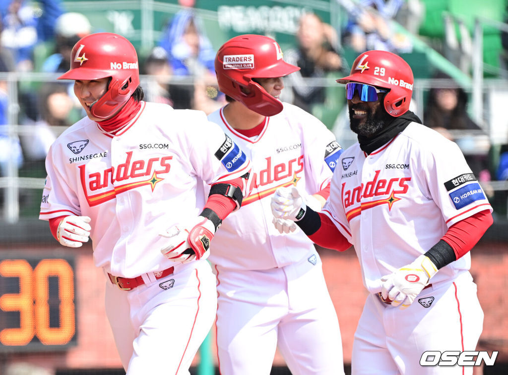 17일 인천 SSG랜더스필드에서 ‘2026 신한 SOL KBO리그’ 시범경기 SSG 랜더스와 삼성 라이온즈의 경기가 열렸다.홈팀 SSG는 앤서니 베니지아노, 방문팀 삼성은 이승민을 선발로 내세웠다.1회말 1사 1루 상황 SSG 최정이 선제 좌중간 투런포를 날리고 홈을 밟은 뒤 김재환-에레디아와 기뻐하고 있다. 2026.03.17 / dreamer@osen.co.kr