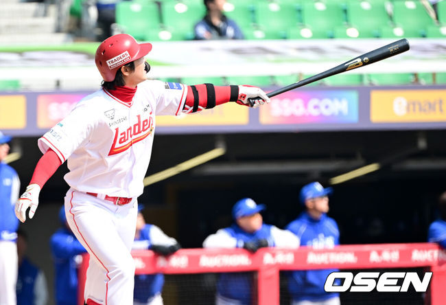 [OSEN=인천, 최규한 기자] 17일 인천 SSG랜더스필드에서 ‘2026 신한 SOL KBO리그’ 시범경기 SSG 랜더스와 삼성 라이온즈의 경기가 열렸다.홈팀 SSG는 앤서니 베니지아노, 방문팀 삼성은 이승민을 선발로 내세웠다.1회말 1사 1루 상황 SSG 최정이 선제 좌중간 투런포를 날리고 있다. 2026.03.17 / dreamer@osen.co.kr