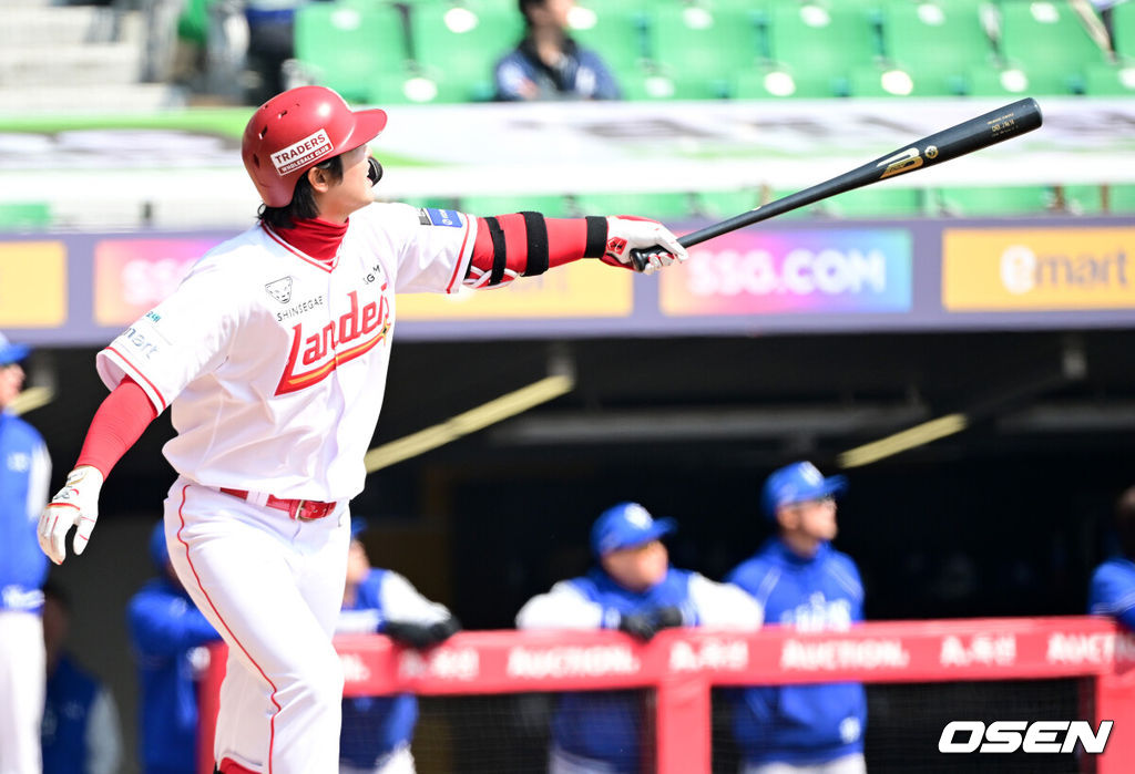 17일 인천 SSG랜더스필드에서 ‘2026 신한 SOL KBO리그’ 시범경기 SSG 랜더스와 삼성 라이온즈의 경기가 열렸다.홈팀 SSG는 앤서니 베니지아노, 방문팀 삼성은 이승민을 선발로 내세웠다.1회말 1사 1루 상황 SSG 최정이 선제 좌중간 투런포를 날리고 있다. 2026.03.17 / dreamer@osen.co.kr