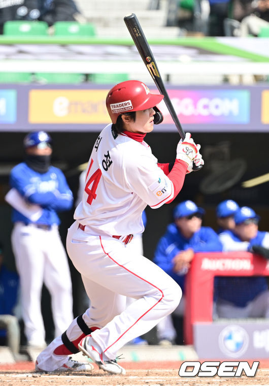 [OSEN=인천, 최규한 기자] 17일 인천 SSG랜더스필드에서 ‘2026 신한 SOL KBO리그’ 시범경기 SSG 랜더스와 삼성 라이온즈의 경기가 열렸다.홈팀 SSG는 앤서니 베니지아노, 방문팀 삼성은 이승민을 선발로 내세웠다.2회말 2사 만루 상황 SSG 최정이 달아나는 2타점 적시타를 날리고 있다. 2026.03.17 / dreamer@osen.co.kr