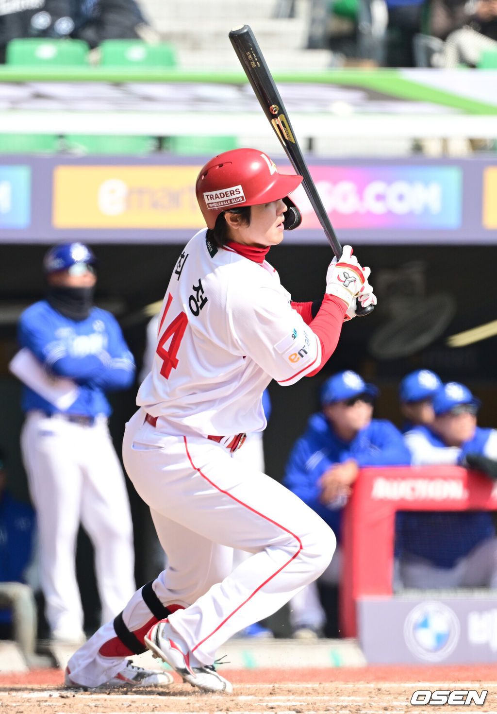 17일 인천 SSG랜더스필드에서 ‘2026 신한 SOL KBO리그’ 시범경기 SSG 랜더스와 삼성 라이온즈의 경기가 열렸다.홈팀 SSG는 앤서니 베니지아노, 방문팀 삼성은 이승민을 선발로 내세웠다.2회말 2사 만루 상황 SSG 최정이 달아나는 2타점 적시타를 날리고 있다. 2026.03.17 / dreamer@osen.co.kr