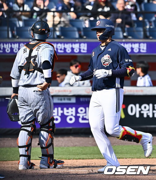 [OSEN=대전, 박준형 기자] 17일 오후 대전 한화생명볼파크에서 2026 신한 SOL KBO 리그 시범경기 한화 이글스와 두산 베어스의 경기가 진행됐다.전날 경기에서는 두산이 한화를 상대로 8-4 승리를 거뒀다.8회초 두산 선두타자 박준순이 동점 솔로홈런을 날리고 홈을 밟고 있다. 2026.03.17 / soul1014@osen.co.kr