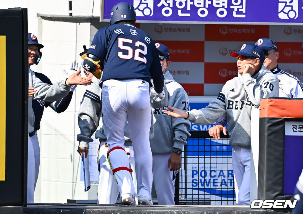 17일 오후 대전 한화생명볼파크에서 2026 신한 SOL KBO 리그 시범경기 한화 이글스와 두산 베어스의 경기가 진행됐다.전날 경기에서는 두산이 한화를 상대로 8-4 승리를 거뒀다.8회초 두산 선두타자 박준순이 동점 솔로홈런을 날리고 김원형 감독과 하이파이브를 하고 있다  2026.03.17 / soul1014@osen.co.kr