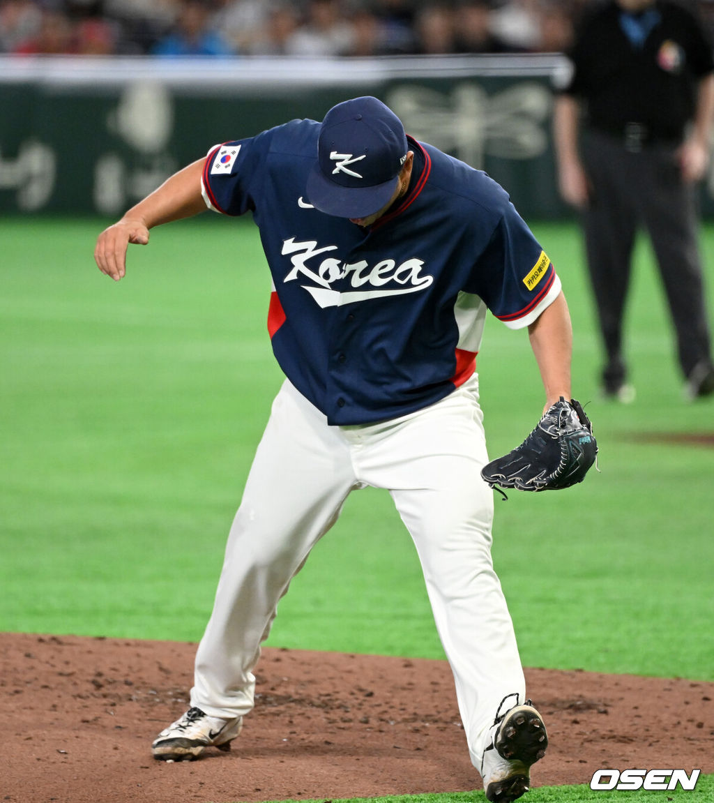 9일 일본 도쿄돔에서 월드베이스볼클래식(WBC) 조별리그 C조 한국과 호주의 경기가 열렸다.C조는 일본이 3승으로 조 1위를 확정, 8강에 진출했다. 호주가 2승 1패, 대만이 2승 2패, 한국이 1승 2패, 체코는 3패다.한국 WBC 대표팀이 8강에 진출하려면 호주에 2점 이하로 실점하면서 5점 차 이상으로 승리해야만 한다.3회말 2사에서 한국 노경은이 호주 커티스 미드를 땅볼 처리하고 환호하고 있다. 2026.03.09 /spjj@osen.co.kr