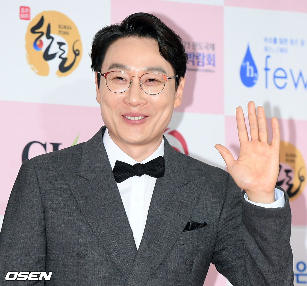 3일 오후 서울 광진구 그랜드 워커힐 서울에서 제 56회 대종상 영화제(2020) 레드카펫 행사가 열렸다.방송인 이휘재가 포즈를 취하며 레드카펫을 밟고 있다. /cej@osen.co.kr