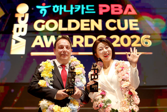 [사진] 다니엘 산체스(왼쪽)와 김가영 /PBA 제공