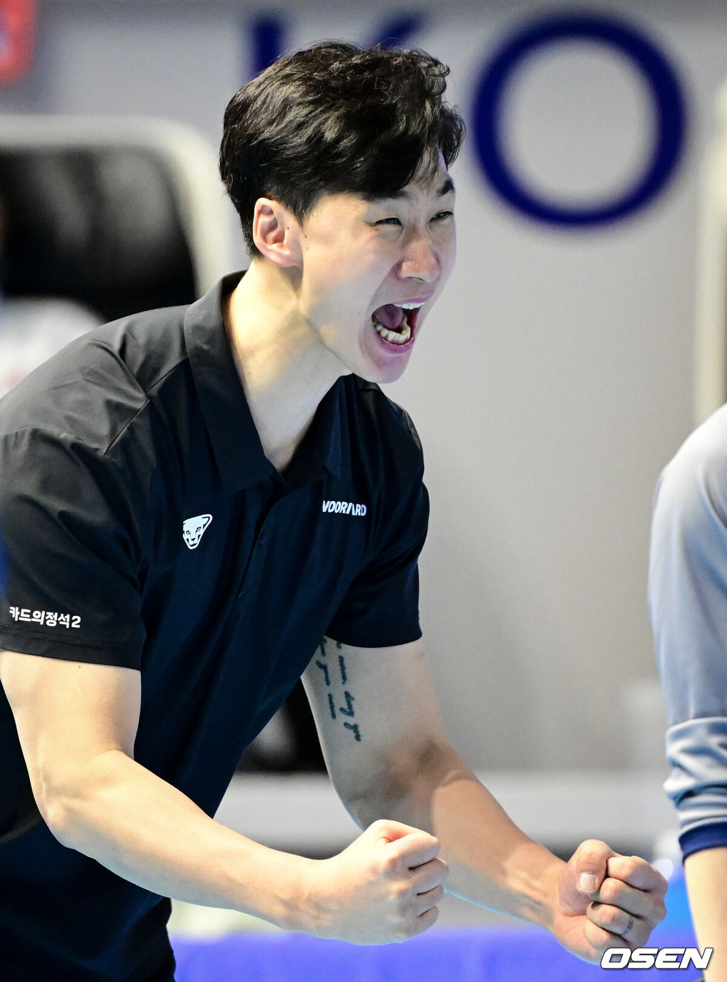 10일 인천 계양체육관에서 프로배구 진에어 2025~26 V리그 대한항공과 우리카드의 경기가 열렸다.우리카드는 대한항공을 3-1(19-25, 25-21, 25-21, 25-22)로 꺾고 연승을 기록했다.4세트 우리카드 박철우 감독대행이 득점에 기뻐하고 있다. 2026.02.10 /cej@osen.co.kr