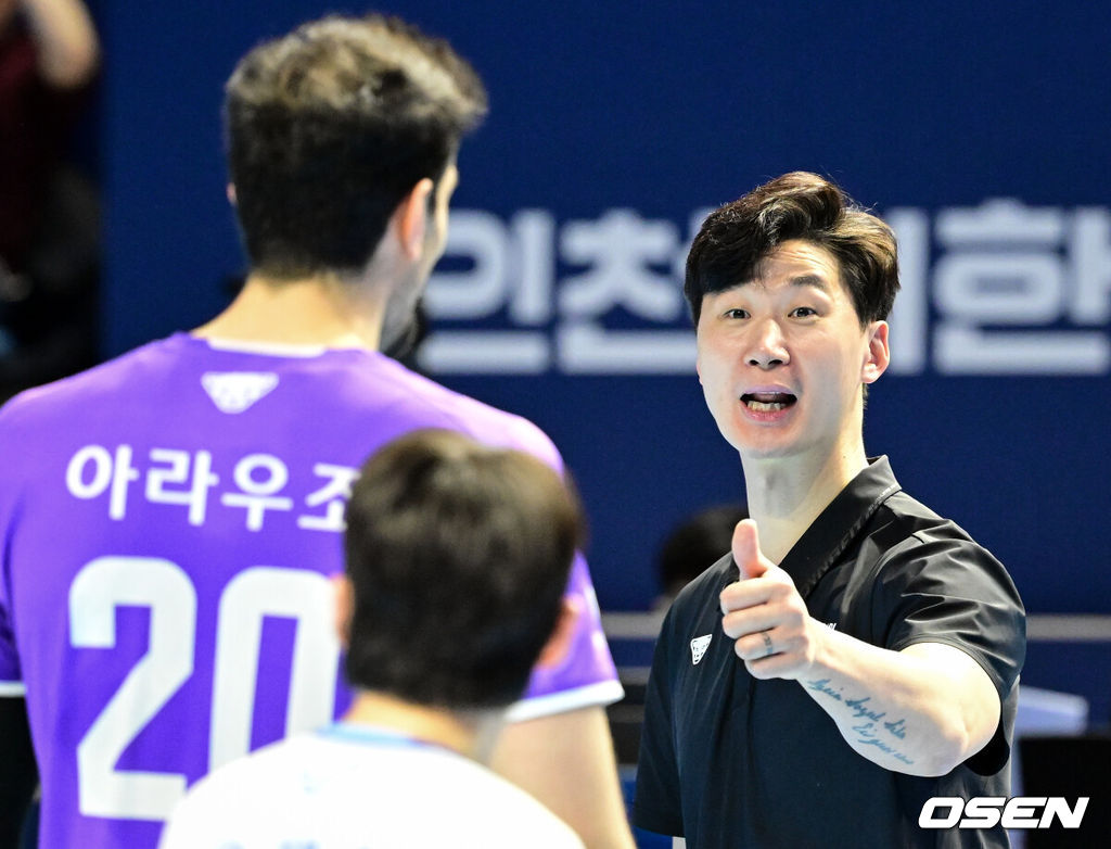 10일 인천 계양체육관에서 프로배구 진에어 2025~26 V리그 대한항공과 우리카드의 경기가 열렸다.우리카드는 대한항공을 3-1(19-25, 25-21, 25-21, 25-22)로 꺾고 연승을 기록했다.4세트 우리카드 박철우 감독대행이 아라우조 득점에 기뻐하고 있다. 2026.02.10 /cej@osen.co.kr