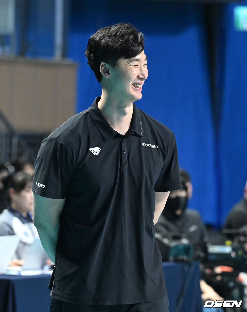 우리카드가 25일 장충체육관에서 열린 V리그 남자부 홈 경기에서 OK저축은행을 세트스코어 3-1로 제압했다.이날 승리로 승점 46점(16승 15패)을 기록한 우리카드는 5위로 올라선 반면, 원정 패배를 당한 OK저축은행은 6위로 내려앉았다.4세트 우리카드 박철우 감독대행이 득점에 미소를 짓고 있다. 2026.02.25 /sunday@osen.co.kr