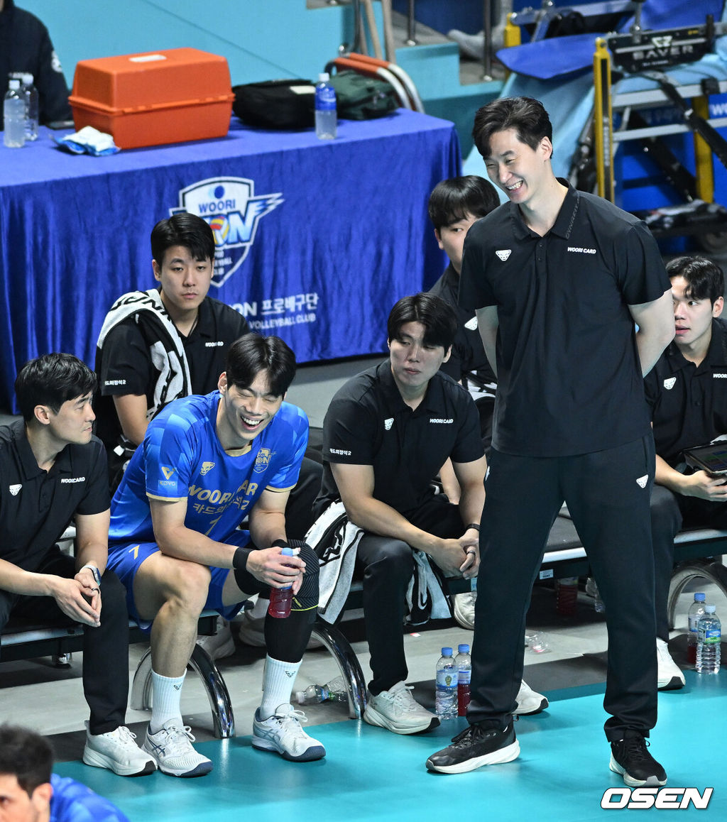 25일 오후 서울 장충체육관에서 프로배구 진에어 2025~26 V리그 우리카드와 OK저축은행의 경기가 열렸다.홈팀 우리카드는 15승 15패 리그 6위, OK저축은행은 15승 15패 5위에 올라 있다.1세트 우리카드 박철우 감독대행이 이상현과 이야기를 나누며 웃고 있다. 2026.02.25 /sunday@osen.co.kr