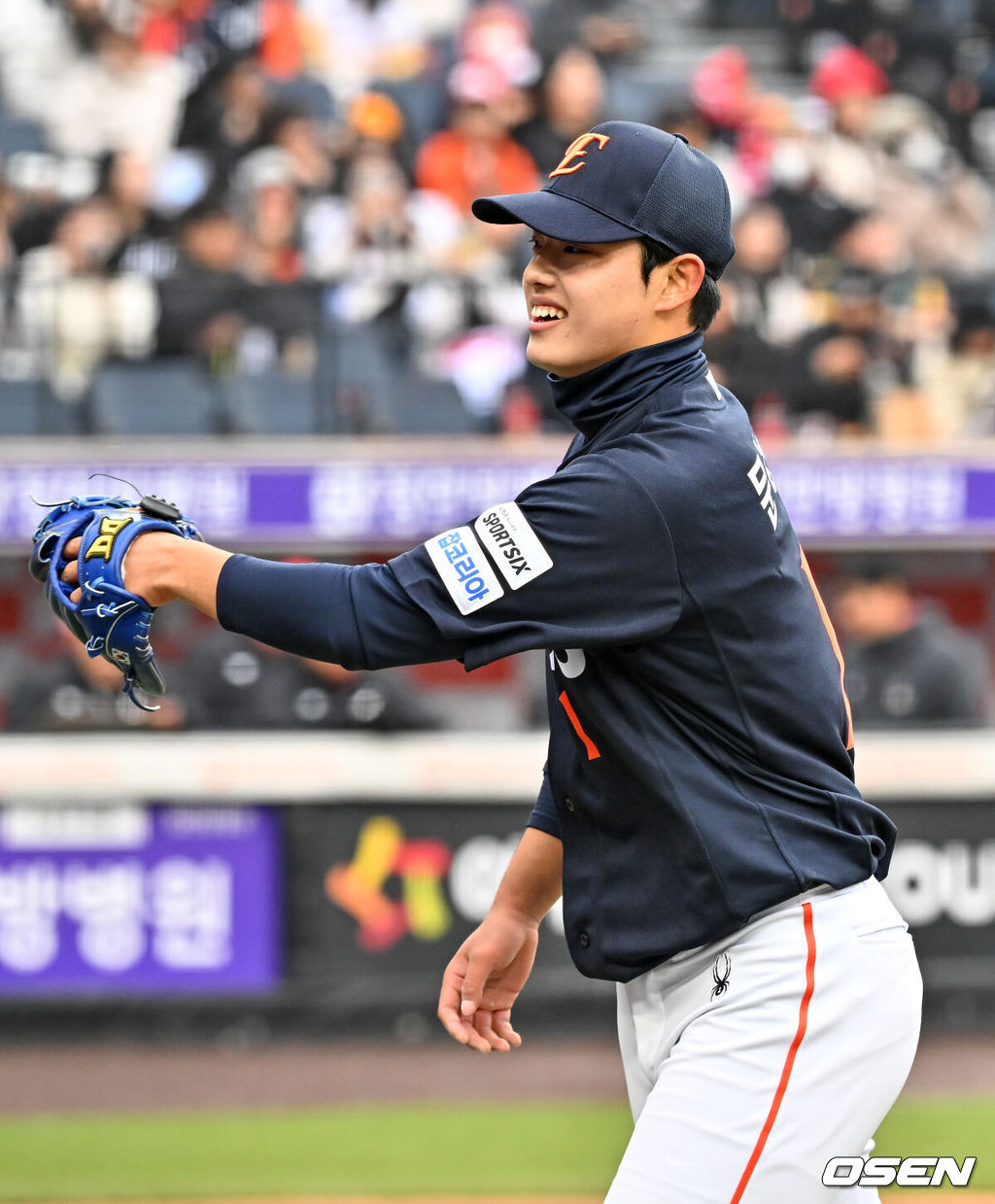 15일 대전 한화생명볼파크에서 2026 신한 SOL KBO리그 시범경기 한화 이글스와 SSG 랜더스의 경기가 열렸다.시범경기는 오는 24일까지 진행되며, 각 팀이 12경기씩 치러 총 60경기가 펼쳐진다.1회초를 마친 한화 선발 문동주가 덕아웃으로 향하며 기뻐하고 있다. 2026.03.15 /rumi@osen.co.kr