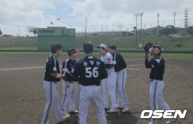 1일 일본 오키나와 구시가와 야구장에서 프로야구 KT 위즈와 LG 트윈스의 연습경기가 열렸다. KT 김현수가 경기 전 LG 선수들과 만나 이야기를 나누고 있다. LG 이재원이 김현수를 뒤에서 껴앉고 있다.  /OSEN DB