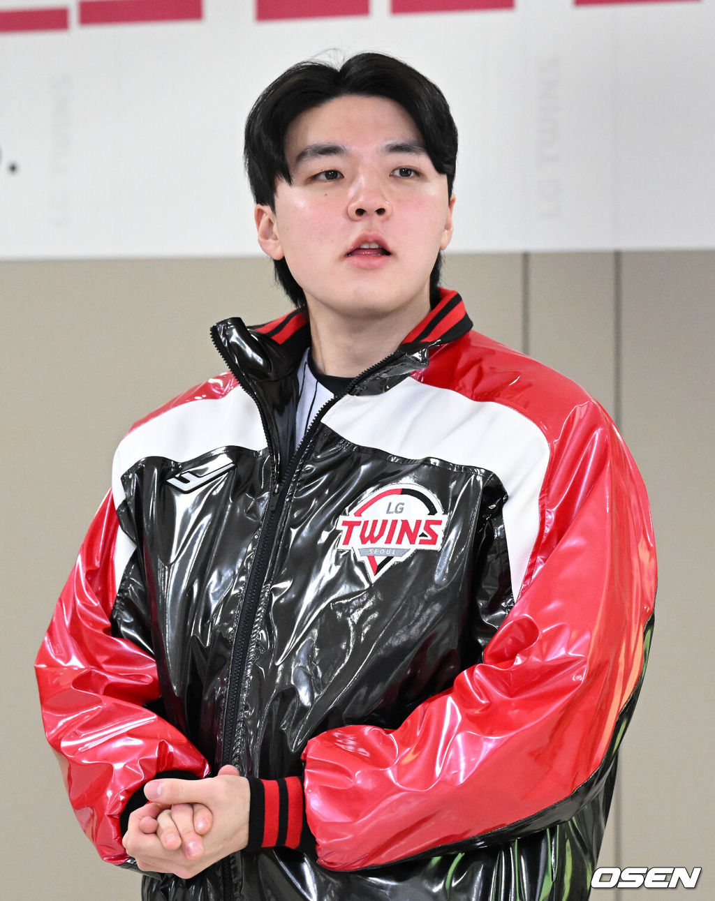 6일 오후 서울 잠실야구장에서 LG 트윈스 2026년 선수단 신년인사회가 열렸다.LG 트윈스는 염경엽 감독이 이끄는 1군 코치진은 김정준 수석코치, 김용일 수석트레이너, 모창민-김재율 타격코치, 김광삼-장진용 투수코치, 김일경 수비코치, 정수성 작전코치, 송지만 주루 및 외야수비코치 등 기존 인원이 대부분 유임됐으며 2026시즌 2연패 도전을 함께할 코칭스태프 구성을 완료했다.LG 이민호가 인사를 하고 있다. 2026.01.06 /sunday@osen.co.kr