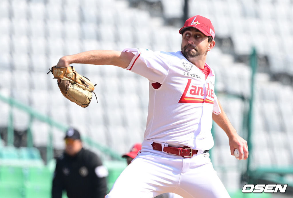 17일 인천 SSG랜더스필드에서 ‘2026 신한 SOL KBO리그’ 시범경기 SSG 랜더스와 삼성 라이온즈의 경기가 열렸다.홈팀 SSG는 앤서니 베니지아노, 방문팀 삼성은 이승민을 선발로 내세웠다.3회초 SSG 선발 앤서니 베니지아노가 힘차게 공을 뿌리고 있다. 2026.03.17 / dreamer@osen.co.kr