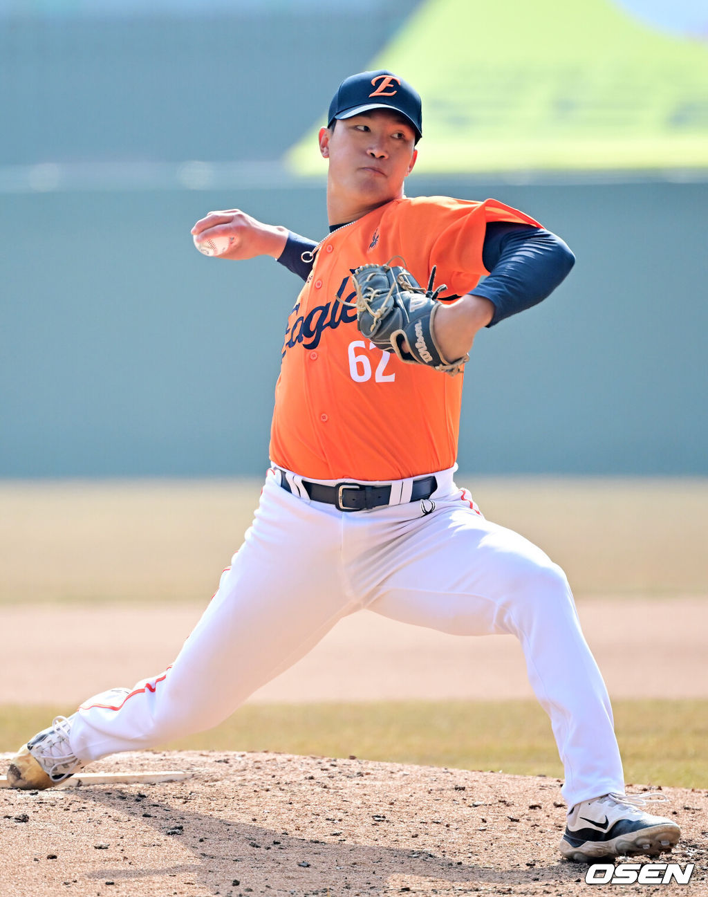 10일 오후 인천 SSG랜더스필드에서 ‘2025 신한 SOL BANK KBO리그’ 시범경기 SSG 랜더스와 한화 이글스의 경기가 열렸다.홈팀 SSG는 송영진을, 어웨이팀 한화는 폰세를 선발로 내세운다.6회말 1사 SSG 최정 타석에서 마운드에 오른 한화 김도빈이 힘차게 공을 뿌리고 있다. 2025.03.10 / rumi@osen.co.kr