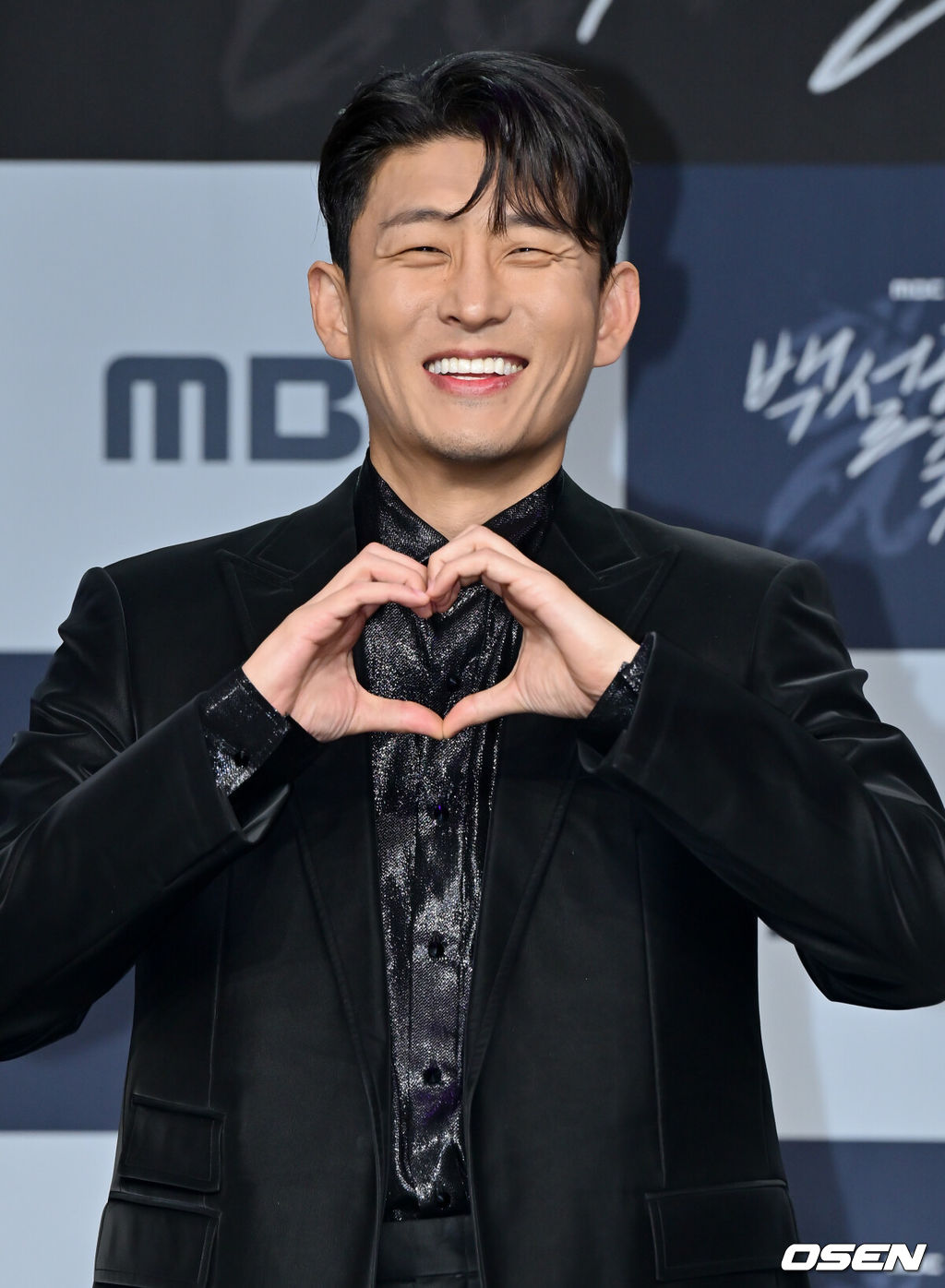 MBC 새 금토드라마 ‘백설공주에게 죽음을’ 제작발표회가 14일 오후 서울 마포구 상암 MBC 골든마우스홀에서 열렸다.'백설공주에게 죽음을-Black Out'은 시신이 발견되지 않은 미스터리한 살인사건의 범인으로 지목돼 살인 전과자가 된 청년이 10년 후 그날의 진실을 밝히는 과정을 담은 역추적 범죄 스릴러 드라마다. 배우 고준이 포즈를 취하고 있다. 2024.08.14/cej@osen.co.kr