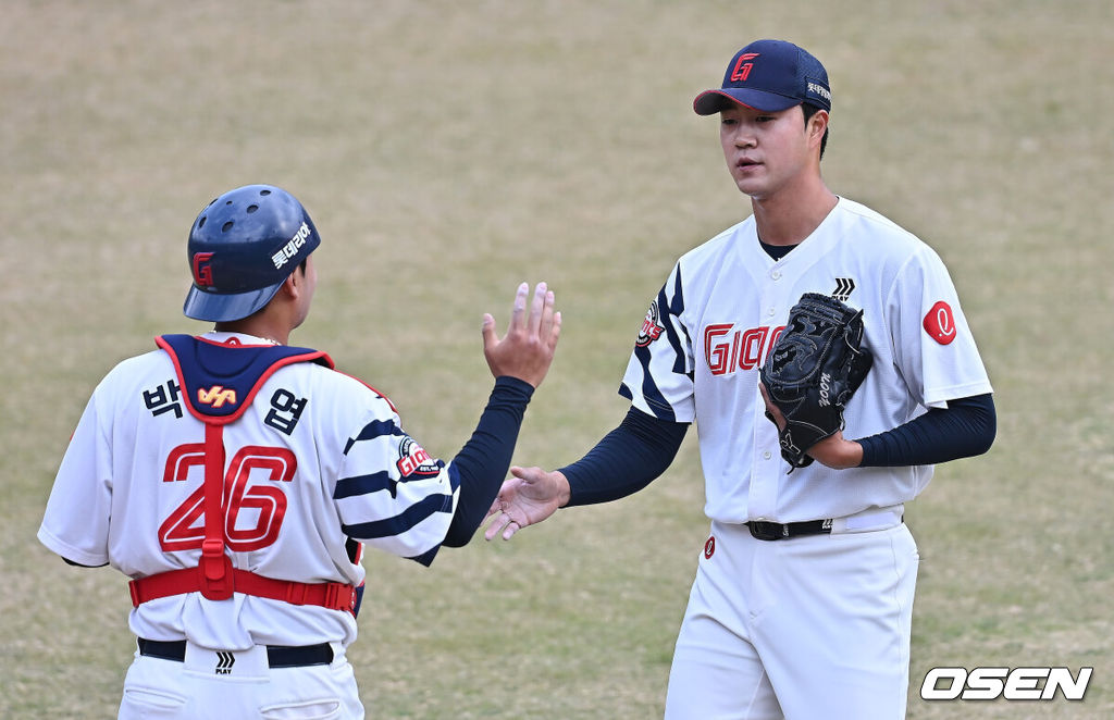 12일 부산 사직야구장에서 2026 신한 SOL KBO 리그 롯데 자이언츠와 KT 위즈의 시범경기가 열렸다. 이날 부산 사직과 이천, 대전, 광주, 마산 5개구장에서 막을 올렸다.롯데 자이언츠 윤성빈이 9회초 2사 2루 KT 위즈 조대현을 3루 땅볼로 잡고 4-3으로 승리한 후 박재엽과 하이파이브를 하고 있다. 2026.03.12 / foto0307@osen.co.kr
