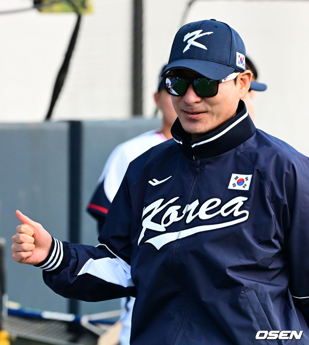 류지현 감독이 이끄는 야구대표팀이 2일 고양국가대표야구훈련장에서 소집, 첫 훈련을 진행했다.대표팀은 2일과 3일 고양국가대표야구훈련장에서 훈련을 진행하며, 4일부터는 서울 고척스카이돔으로 장소를 옮겨 12일 출국 전까지 훈련한다. 2025 NAVER K-BASEBALL SERIES는 오는 8일과 9일 고척스카이돔에서 열리는 체코 대표팀과의 2경기로 시작되며 15일과 16일 양일에 걸쳐 도쿄돔에서 일본 대표팀과의 2경기가 예정되어 있다.  야구대표팀 강인권 코치가 훈련을 지켜보고 있다. 2025.11.02 /jpnews@osen.co.kr
