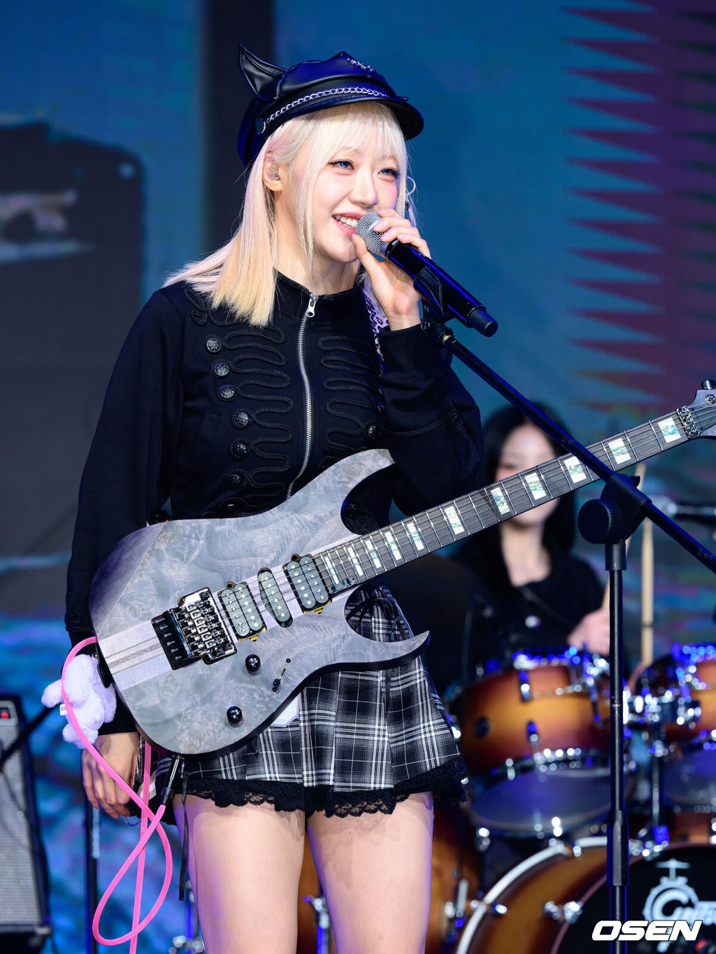 18일 오후 서울 마포구 상암동 쇼킹케이팝센터에서 밴드 레이턴시(LATENCY) 쇼케이스가 열렸다.레이턴시는 서로 다른 걸그룹 활동을 펼쳐온 멤버들이 결성한 밴드로 비상한 주목을 받고 있다. 지원(기타), 현진(드럼), 하은(건반), 세미(베이스)의 파격 변신과 천재 기타리스트로 통하는 희연이 합류해 특별한 도전에 나섰다. 한발 늦어 보이는 시간 같지만 결국 다시 움직이기 시작하는 순간을 음악으로 표현하겠다는 각오다.레이턴시 지지원이 무대를 선보이고 있다. 2026.03.18 / jpnews@osen.co.kr