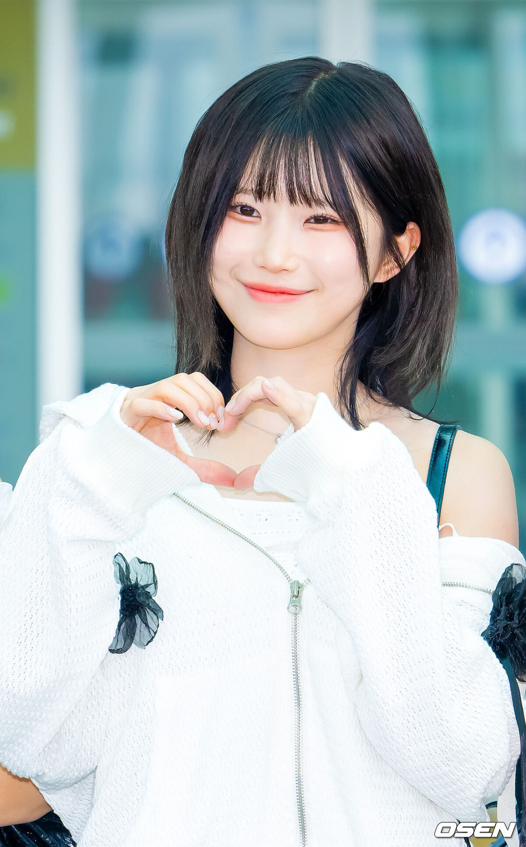 그룹 프로미스나인(fromis_9)가 25일 인천국제공항을 통해 해외 일정차 출국했다.프로미스 나인(송하영, 박지원, 이채영, 이나경, 백지헌)은 이날 '2025 프로미스나인 월드 투어 나우 투모로우 인 유에스에이'(2025 fromis_9 WORLD TOUR NOW TOMORROW. IN USA) 참석차 미국 뉴욕으로 출국했다.프로미스나인 송하영이 출국장으로 향하며 포즈를 취하고 있다. 2025.08.25 /rumi@osen.co.kr