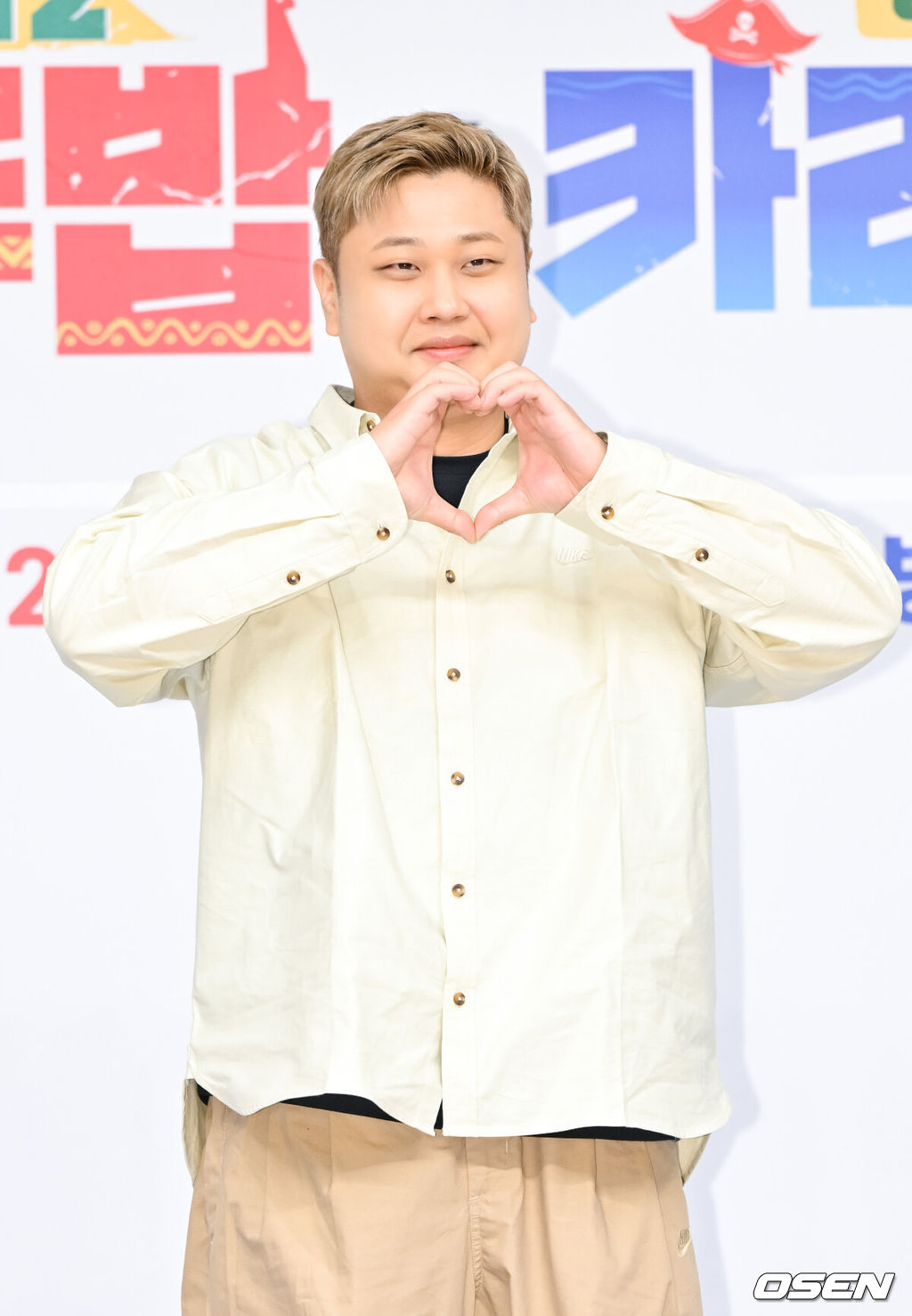 27일 목동 SBS 사옥에서 SBS ‘정글밥2 - 페루밥, 카리브밥(이하 '정글밥2')’ 제작발표회가 진행됐다. 오는 27일 첫 방송되는 SBS 새 예능프로그램 '정글밥2 - 페루밥, 카리브밥'은 미지의 정글에서 직접 캐고 잡고 요리하며 펼쳐지는 노동과 미식의 경계를 넘나드는 여행 이야기로 이날 행사에는 류수영, 최현석, 김옥빈, 최다니엘, 윤남노, 이준, 한비인 PD, 류지환 PD가 참석했다. 윤남노 셰프가 포즈를 취하고 있다.   2025.02.27 / soul1014@osen.co.kr