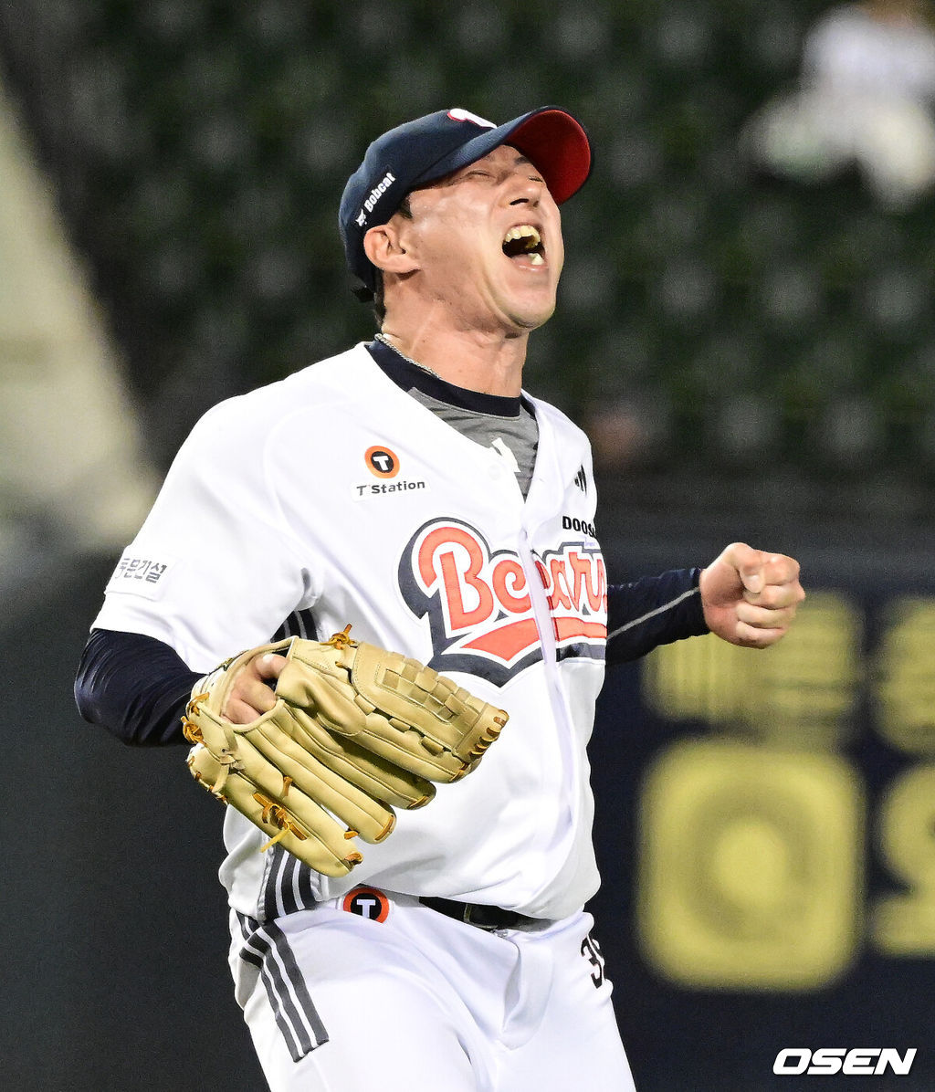 12일 서울 잠실구장에서 ‘2025 신한 SOL Bank KBO리그’ 두산 베어스와 NC 다이노스의 경기가 열렸다.두산은 콜어빈, NC는 김녹원이 선발로 나섰다.6회초 2사 3루에서 두산 고효준이 NC 박민우를 삼진 처리하며 포효하고 있다. 2025.08.12 / jpnews@osen.co.kr