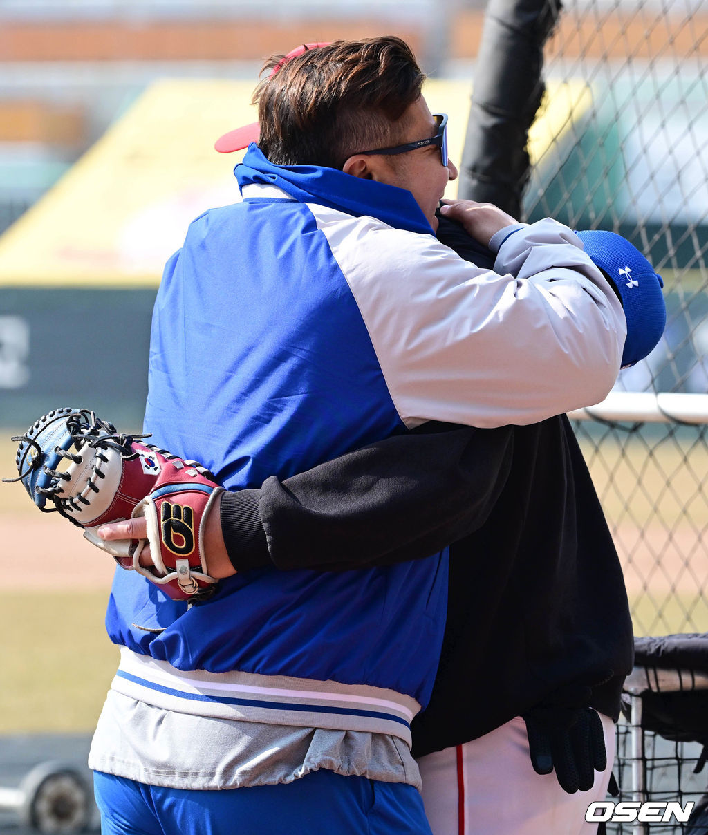 삼성 입단 동기 최형우와 포옹하는 SSG 조동찬 코치