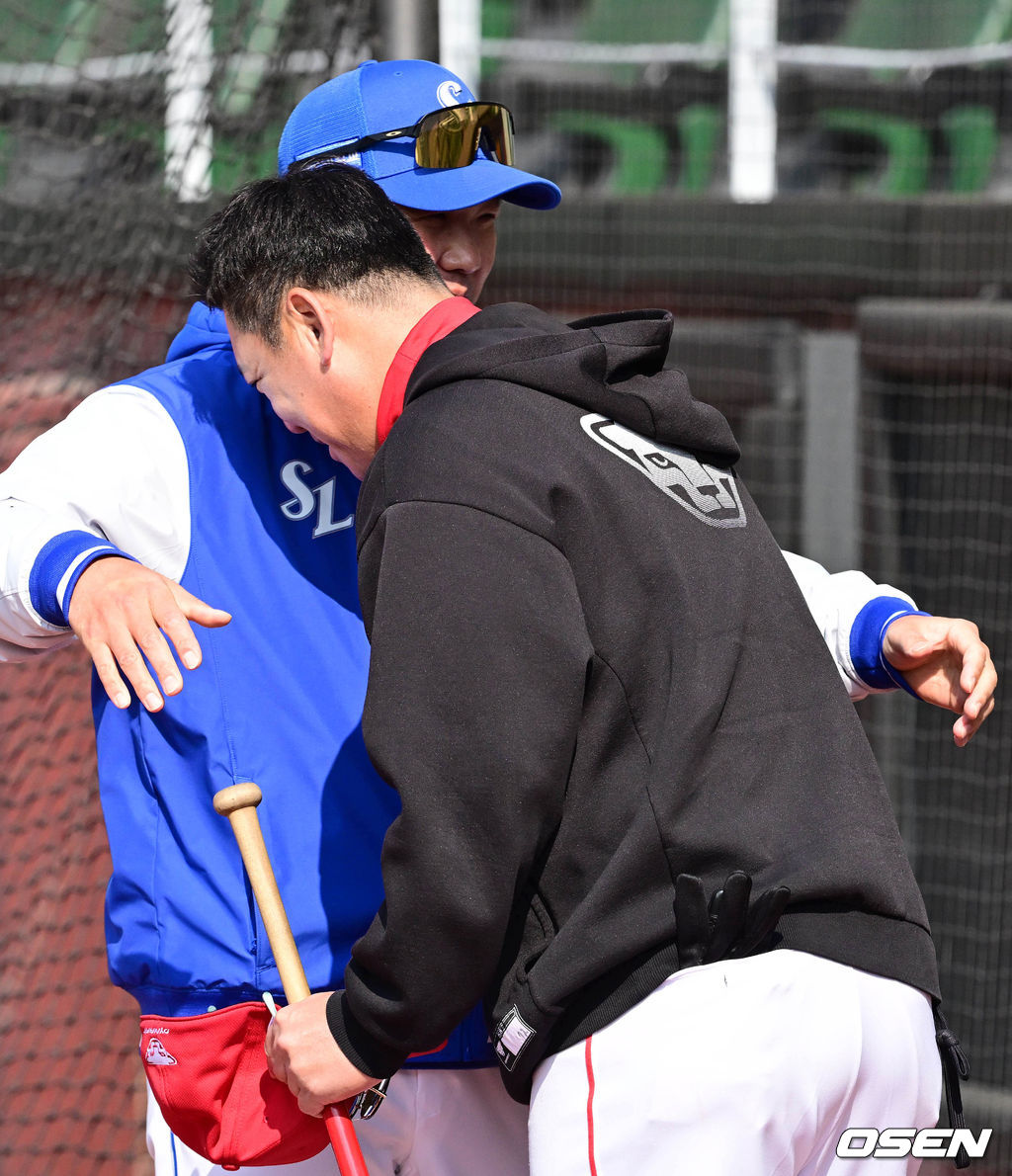 두 팔 벌려 조동찬 코치 반기는 삼성 박진만 감독