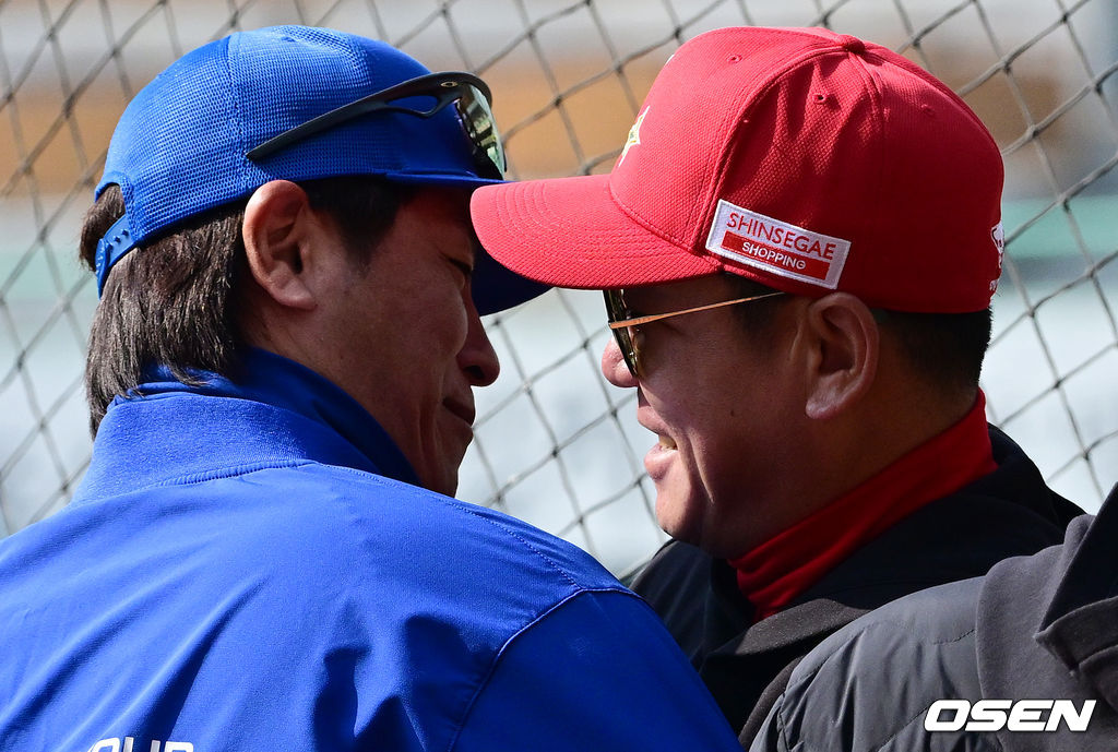 강민호와 진한 포옹